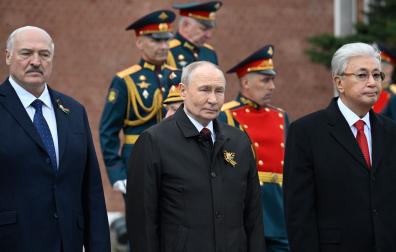 El presidente bielorruso Alexander Lukashenko, el presidente ruso Vladimir Putin y el presidente kazajo Kassym-Jomart Tokayev asisten a una ceremonia para depositar flores en la Tumba del Soldado Desconocido