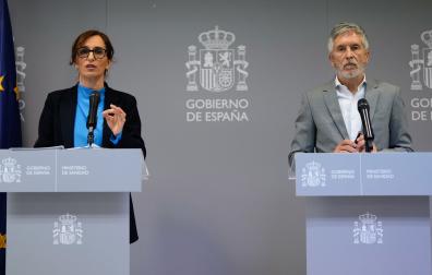 La ministra de Sanidad, Mónica García, durante la rueda de prensa sobre el desembarco del crucero con hantavirus ofrecida junto al ministro de Interior, Fernando Grande-Marlaska, este sábado en la sede del ministerio, en Madrid