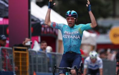 Guillermo Silva celebra su triunfo en la segunda etapa del Giro 2026, que le da también el liderato
