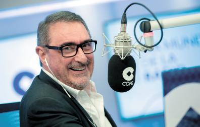 Carlos Herrera, la voz más reconocible de las mañanas de la cadena COPE