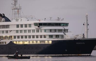 El crucero MV Hondius, con un brote de hantavirus a bordo, ya está fondeado en el puerto de Granadilla, en Tenerife