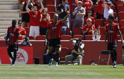 El delantero kosovar del Mallorca Vedat Muriqi celebra tras anotar ante el Villarreal