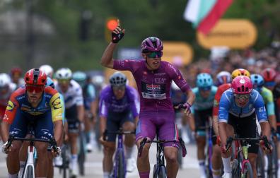 Paul Magnier celebra su segunda victoria de etapa en este Giro 2026