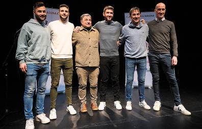 Dani Saldise, Asier Llamas, Tatono Arregui, Roberto Martil, Imanol Arregui y Javi Eseverri, en la casa de cultura de Irurtzun, el día en el que Martil cerró su etapa deportiva
