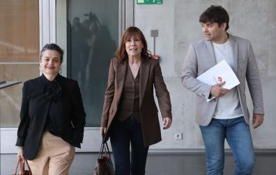 La expresidenta del Gobierno de Navarra Uxue Barkos, a su llegada a la comisión del Parlamento que investiga la adjudicación de obra pública a Servinabar