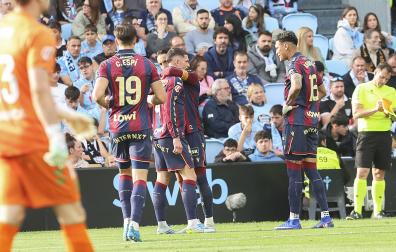 Los jugadores del Levante celebran su segundo gol ante el Celta durante el partid en el estadio Abanca-Balaídos