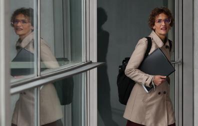 María Chivite, a su llegada a la comisión de investigación sobre la adjudicación de obra pública a Servinabar en el Parlamento de Navarra