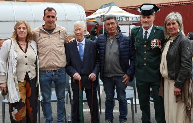 Elías Sánchez Hernández, tercero por la izquierda, posa junto a su familia