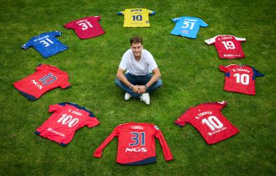 Roberto Torres posa en Arre con camisetas representativas de su carrera:la del filial, la del debut, la de los dos ascensos, la última con Osasuna y las de los cinco equipos posteriores, Foolad, Gol Gohar, Inter Escaldes, Nástic y Orihuela.