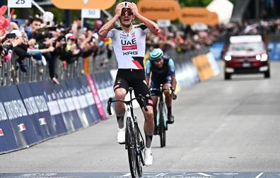 Igor Arrieta cruza la meta como ganador de la etapa del Giro