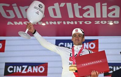 Igor Arrieta, con el maillot blanco de primer joven del Giro.