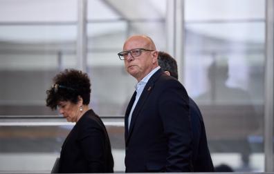 El consejero de Educación, Carlos Gimeno, en los pasillos del Parlamento