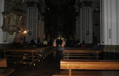 Jóvenes rezando en la iglesia de San Cernin de Pamplona el sábado por la noche