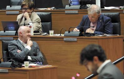 Javier Esparza (UPN) mira sonriendo al portavoz de Educación de su grupo, Pedro González.