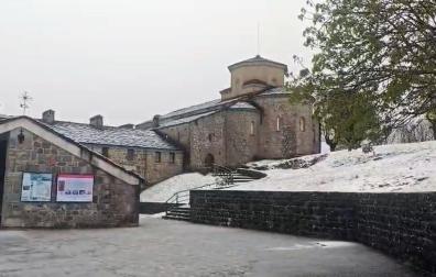 El santuario de San Miguel de Aralar ha amanecido este viernes, día de San Isidro, cubierto de blanco.