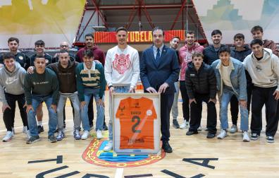 El capitán del ATP Ribera, Davíd García, junto a su camiseta, el presidente del club, Ramón Lázaro, y arropado por sus compañeros.