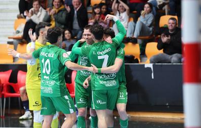 Piña de los jugadores de Osasuna Magna tras lograr la victoria