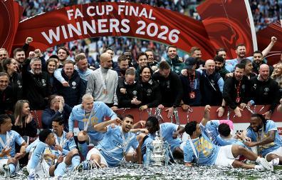 Los jugadores del City celebran el título tras vencer al Chelsea en la final