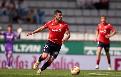 Roberto Arroyo conduce el balón en el encuentro al Racing Ferrol