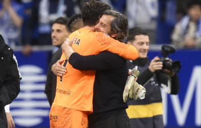 Sivera y Quique Sánchez Flores se abrazan tras finalizar el encuentro