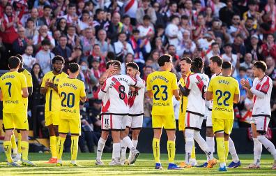 Momento en el que los jugadores del Rayo despiden a Óscar Trejo durante el encuentro contra el Villarreal