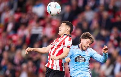 Urko Izeta y Sergio Carreira saltan a por el balón durante el encuentro