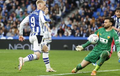 Orri Óskarsson encara a Stole Dimitrievski durante el partido