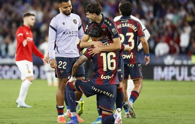 Los jugadores del Levante celebran la victoria, al término del partido de la jornada 37 de LaLiga contra el RCD Mallorca