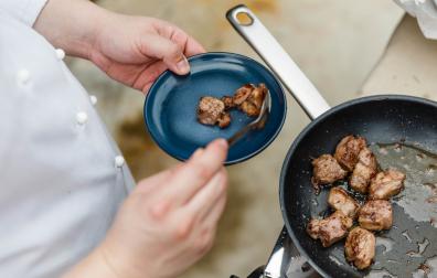 Aunque muchas personas creen que esto ocurre porque la carne es de mala calidad o porque está “inyectada con agua”, los expertos explican que, en la mayoría de los casos, el problema tiene más que ver con la forma de cocinarla