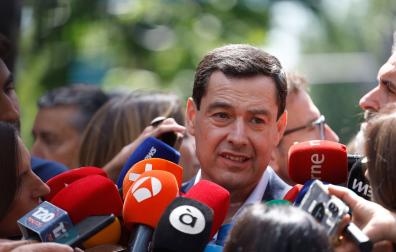 El presidente de la Junta de Andalucía, Juanma Moreno, candidato del PP a la reelección, atiende a la prensa a su llegada a la sede del PP en Madrid