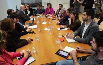 Representantes de PSN, Geroa Bai y Contigo asisten a la reunión del tripartito celebrada este lunes, 18 de mayo, en el Parlamento de Navarra