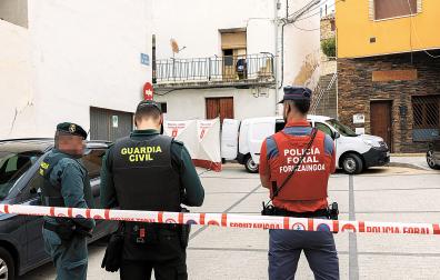 Agentes de la Guardia Civil y de la Policía Foral, frente a la vivienda donde ocurrió el crimen