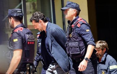 Jonathan Andic, hijo del fundador de Mango, Isak Andic, ha llegado esposado poco antes de la una del mediodía a los juzgados de Martorell (Barcelona)