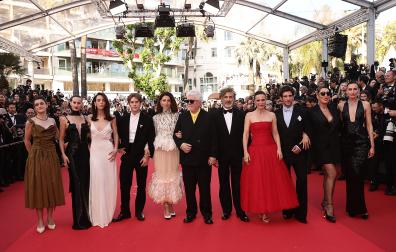 Amaia Romero, Milena Smit, Victoria Luengo, Patrick Criado, Barbara Lennie, Pedro Almodóvar, Leonardo Sbaraglia, Aitana Sánchez-Gijón, Quim Gutiérrez, Rossy de Palma y Nieves Álvarez, este martes en la premiere en Cannes de 'Amarga Navidad'