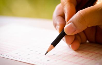 Imagen de archivo de una persona que realiza un examen de oposición