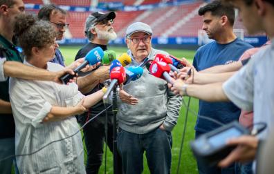 Luis Sabalza, atendiendo a los medios de comunicación en el estadio de El Sadar