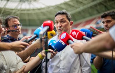 Braulio Vázquez, atendiendo a los medios de comunicación en El Sadar