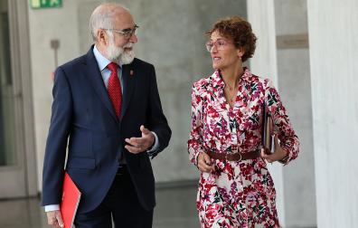 Fernando Domínguez y María Chvite llegaron juntos a la comisión del Parlamento foral