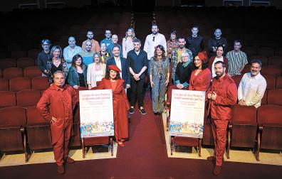 Los artistas y los actores, así como representantes de las entidades implicadas, posaron ayer en el Gayarre, junto a los carteles sobre el ‘Cuento de San Fermin’