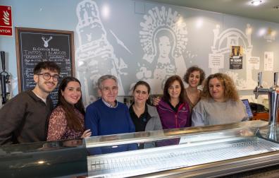 De izquierda a derecha: Víctor y Ana Casales Ostiz; sus padres Jesús Casales Sainz y Fabiola Ostiz Sáenz; Cristina Ibáñez Navascués; y las hermanas Laura y Raquel Lagunas Casales, tras la barra del bar Mi Bar de Tudela, ubicado en la plaza de la Judería