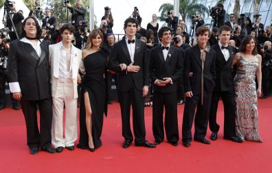 Carlos González, Milo Quifes, Penélope Cruz, Javier Calvo, Javier Ambrossi, Álvaro Lafuente, Miguel Bernardeau y Lola Dueñas, en la premiere de 'La bola negra' en Cannes