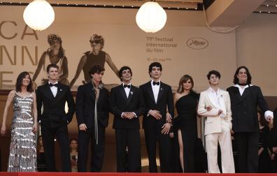 Lola Duenas, Miguel Bernardeau, Guitarricadelafuente, Javier Ambrossi, Penélope Cruz, Javier Calvo, Milo Quifes y el navarro Carlos González, este jueves en Cannes