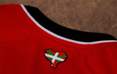 Detalle de la nueva camiseta del Athletic con el mapa de Euskal Herria junto con una ikurriña