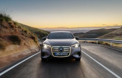 xx Exterieur: AMG Line Plus; lavender silver;Mercedes-Benz C 400 4MATIC elektrisch | Energieverbrauch kombiniert: 18,5-14,1 kWh / 100 km | CO2-Emissionen kombiniert: 0 g/km | CO2-Klasse: A*The all-new Mercedes-Benz C 400 4MATIC electric. Mercedes-Benz C 400 4MATIC electric | Combined energy consumption:18.5–14.1 kWh/100 km | Combined CO₂ emissions: 0 g/km | CO₂ class: A Exterior: AMG Line Plus; lavender silver;Mercedes-Benz C 400 4MATIC electric | Combined energy consumption: 18.5–14.1 kWh/100 km | Combined CO₂ emissions: 0 g/km | CO₂ class: A*