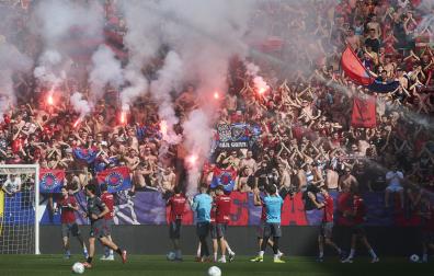 Los jugadores de Osasuna agradecen a los aficionados el apoyo durante el entrenamiento de este viernes, 22 de mayo, en El Sadar