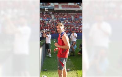 El capitán Kike Barja, en el momento de dirigirse al público