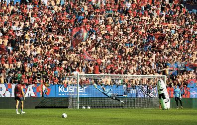 Sergio Herrera hace una parada en el entrenamiento celebrado a puerta abierta en El Sadar, con el fondo repleto de seguidores de Osasuna