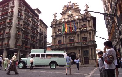 El primer autobús que cubrió la ruta entre Pamplona y San Sebastián en 1926, en la plaza del Ayuntamiento de Pamplona, en una imagen de 1926.