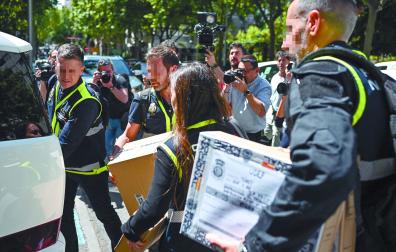 Agentes de la Unidad de Delincuencia Económica y Fiscal (UDEF) de la Policía Nacional salen de la sede de la empresas de las hijas del expresidente del Gobierno José Luis Rodríguez Zapatero.