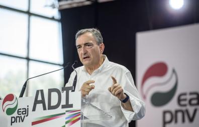 El presidente del PNV, Aitor Esteban, interviene durante el mitin que el partido ha organizado este domingo en Durango